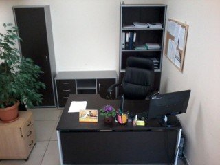 Тёмная офисная мебель для офисного кабинета